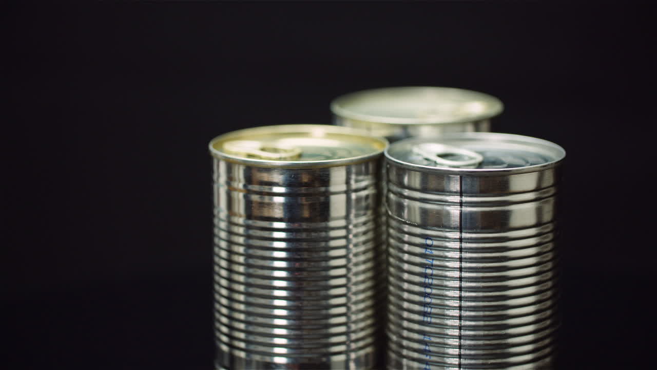 검정색 배경 2에서 회전하는 식품 공급 통조림 식품