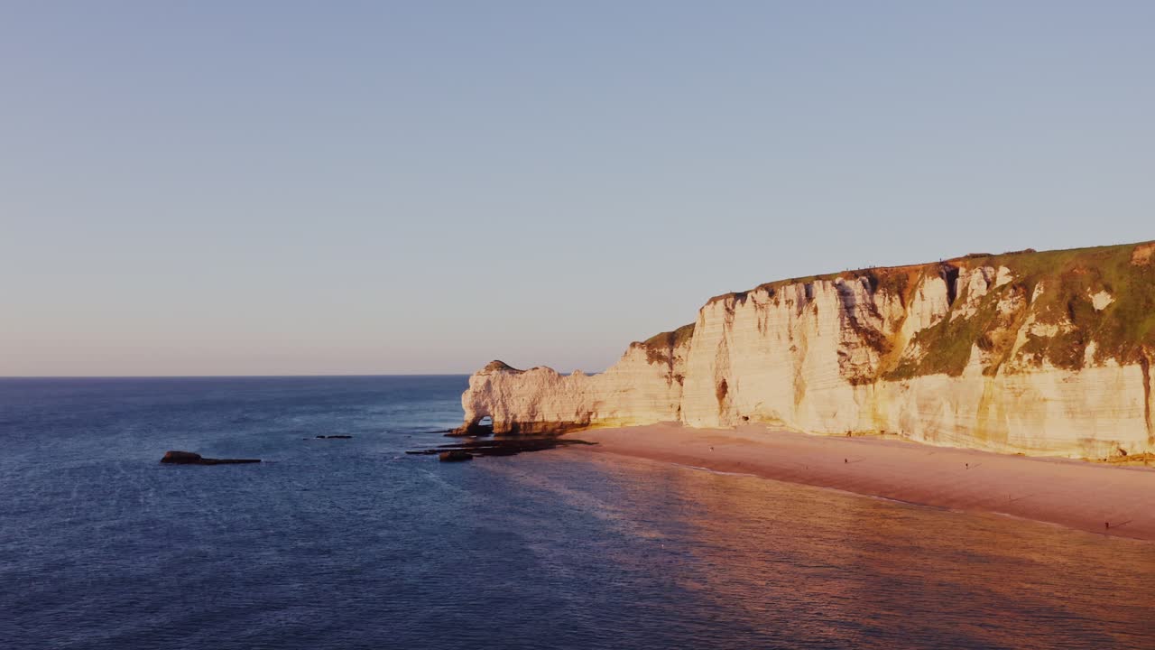 프랑스 에트레타트 의 하 절벽 에서 해가 뜨고 해가 지는 것