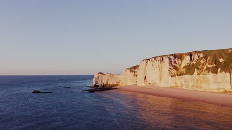 el amanecer y el atardecer en los acantilados blancos de etretat, francia