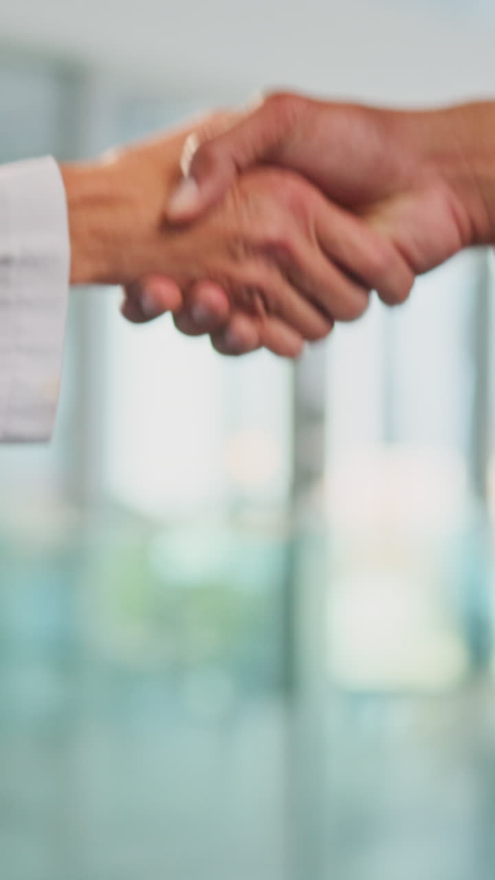Primo piano di due persone che si stringono la mano in un ambiente professionale