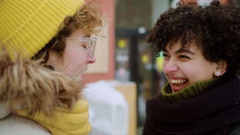 amiche che trascorrono del tempo insieme