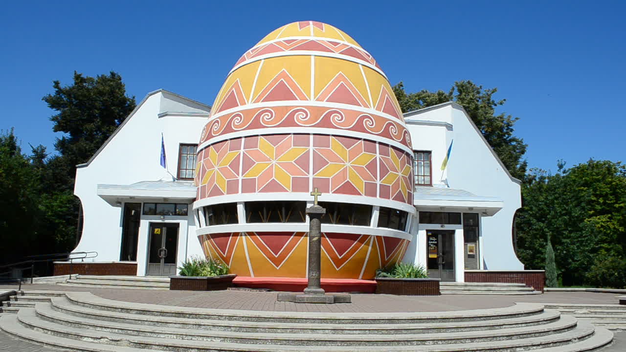 Huevo de Pascua gigante. Museo del Huevo de Pascua Ucraniano pintado (Pysanka). El museo tiene una colección de más de 10.000 huevos. Kolomyia, Ucrania.