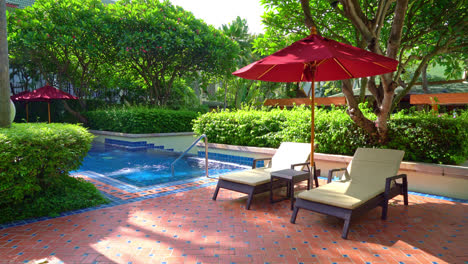 hermosa sombrilla y silla alrededor de la piscina en el hotel y resort - concepto de vacaciones