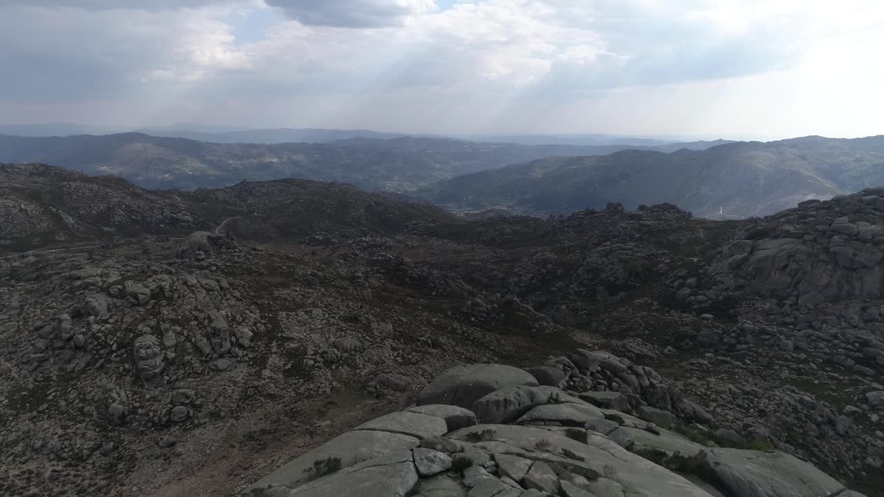 드론이 사막의 산 위를 날아갑니다.