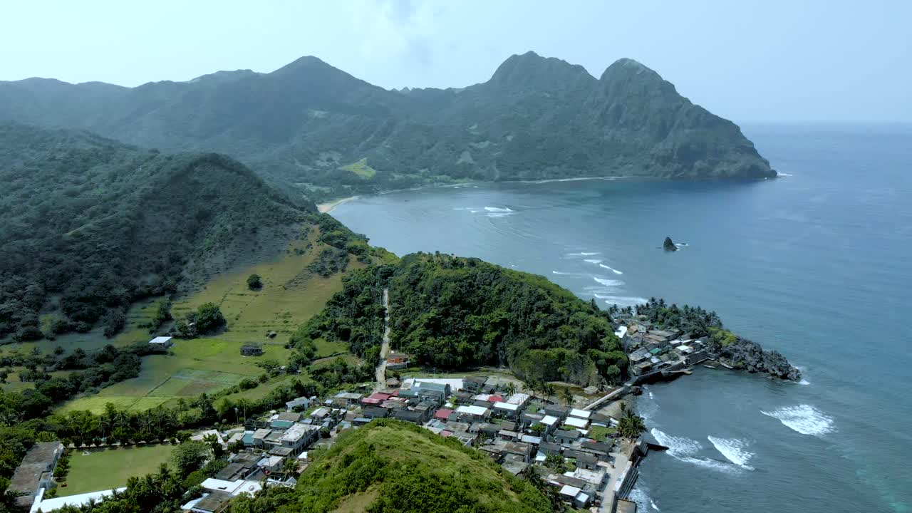 바타네스 사브탕에 있는 바다 근처의 작은 마을의 조감도