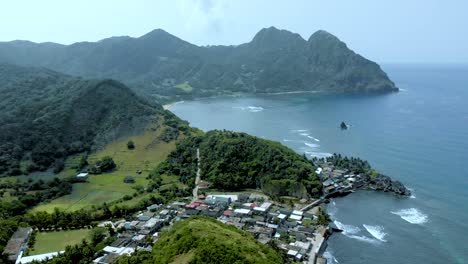 una vista aérea de un pequeño pueblo cerca del mar en sabtang, batanes