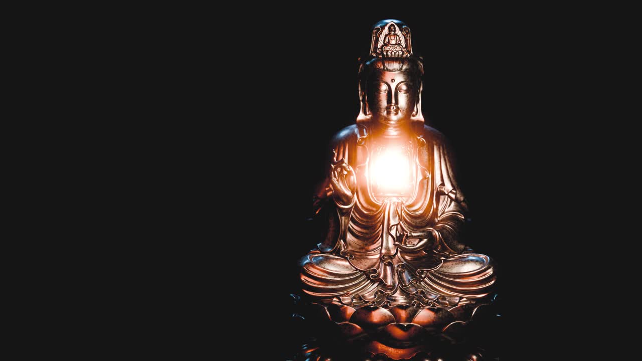 Statua del Buddha d'oro che emette luce divina su sfondo scuro