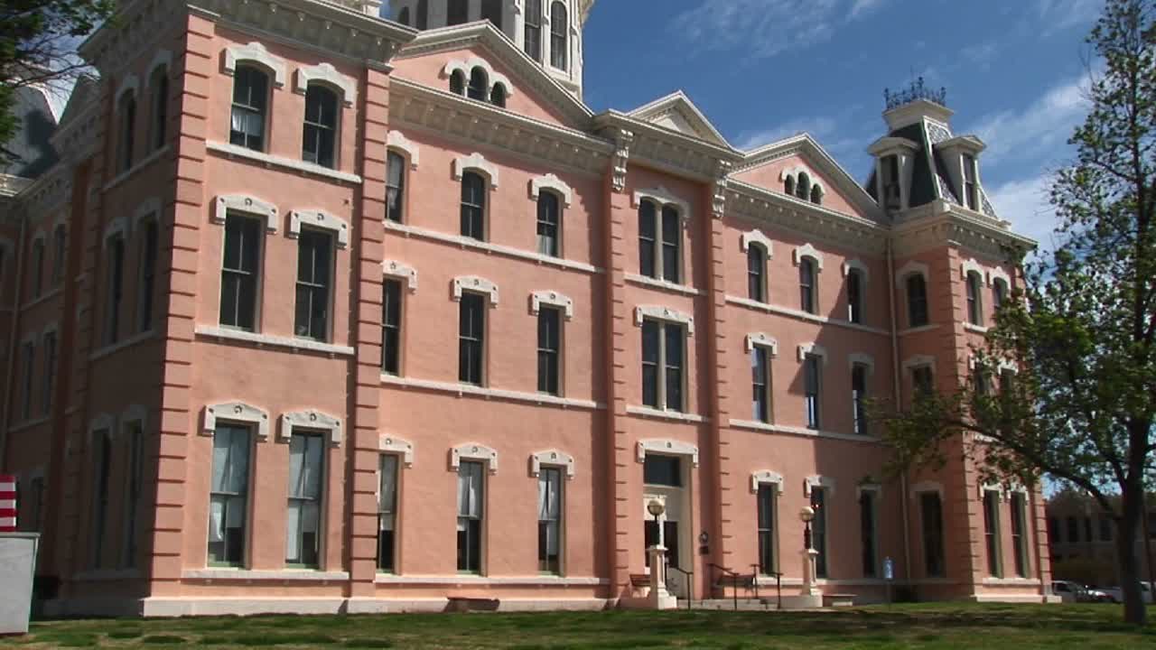 빅토리아 스타일의 붉은 벽돌 건물의 패닝샷