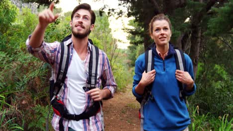 una pareja sonriente caminando