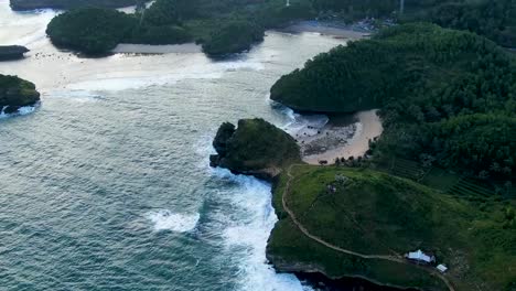 Playas-Paradisíacas-Entre-Acantilados-En-La-Costa-De-Kasap,-Java-Oriental,-Indonesia,-Vista-Aérea