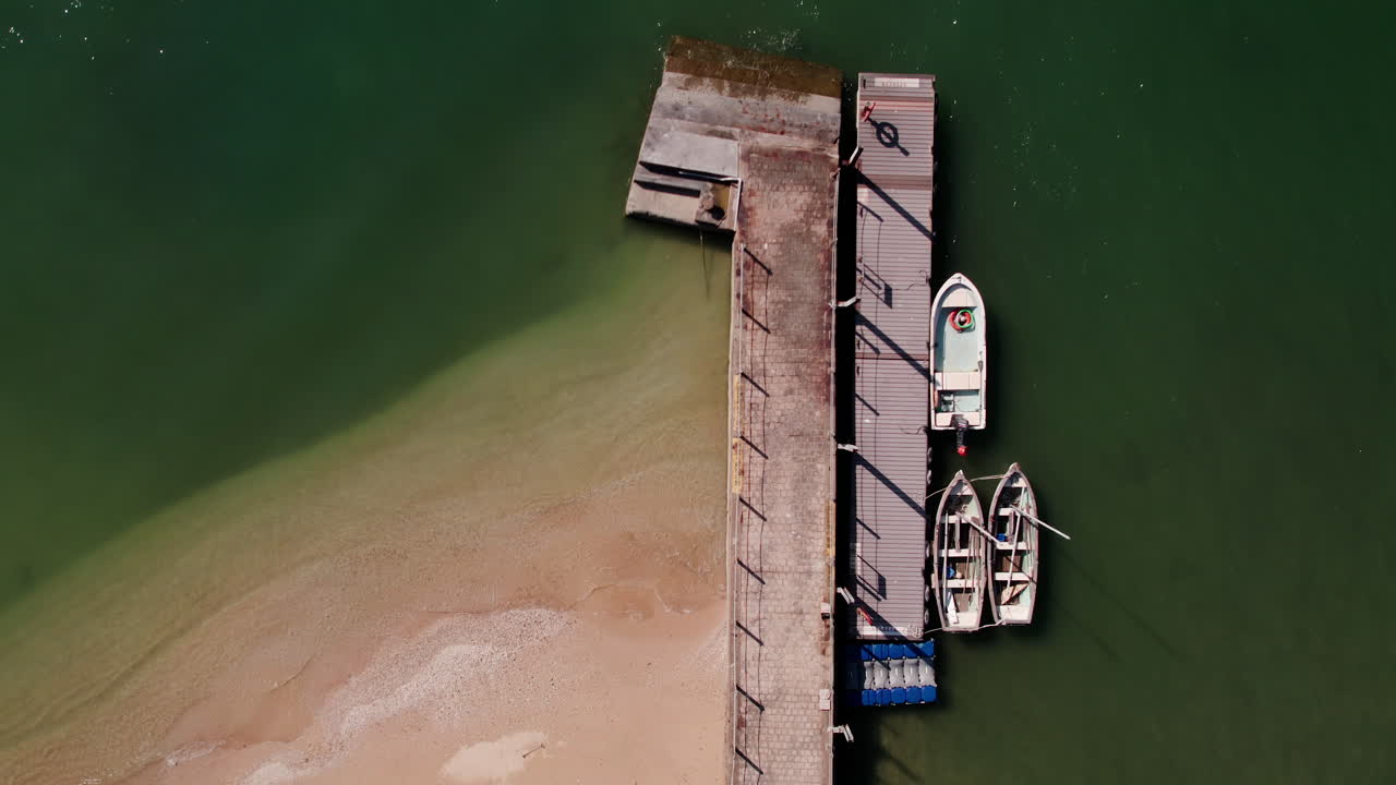vista aérea de veleros en puerto