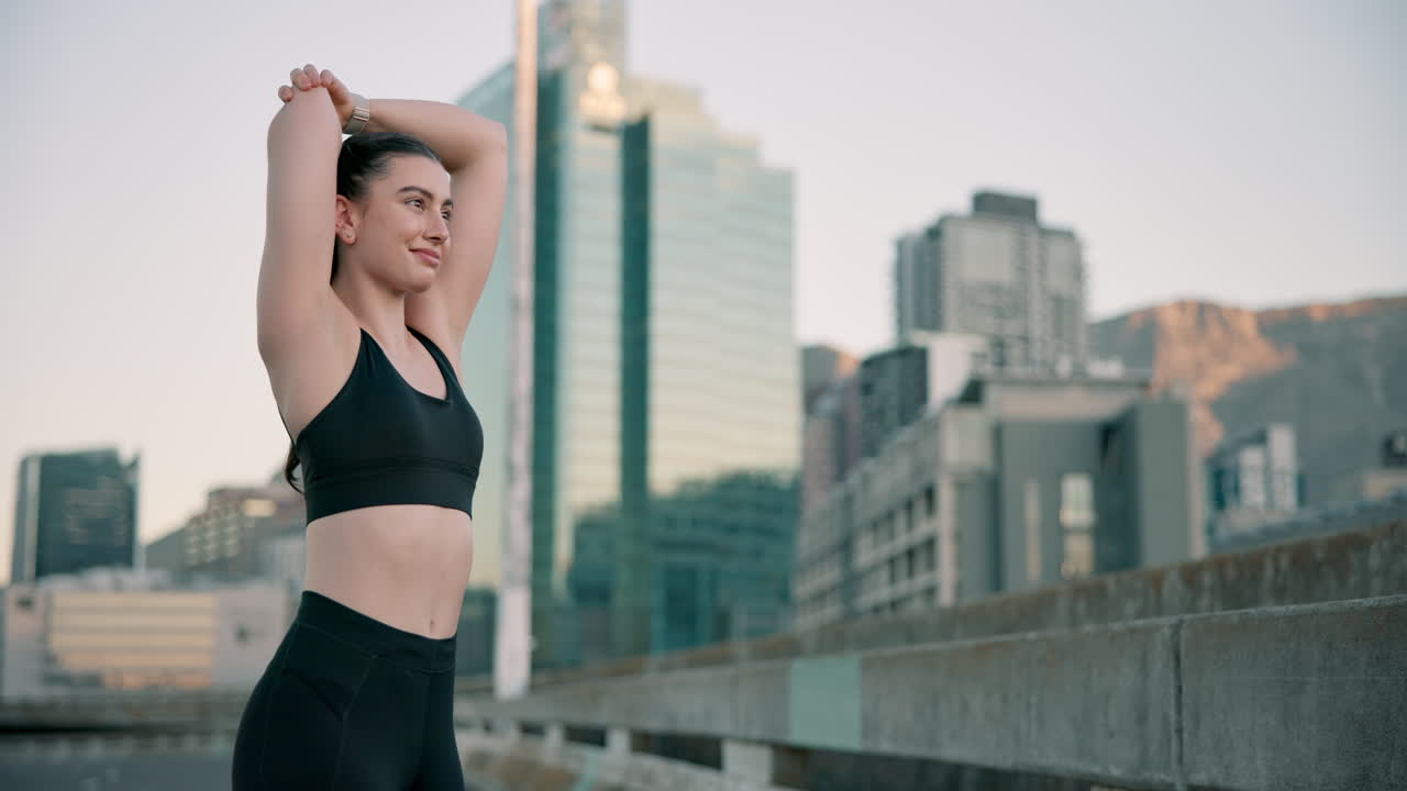 생각하고, 미소 짓고, 한 여자가 앞에 어