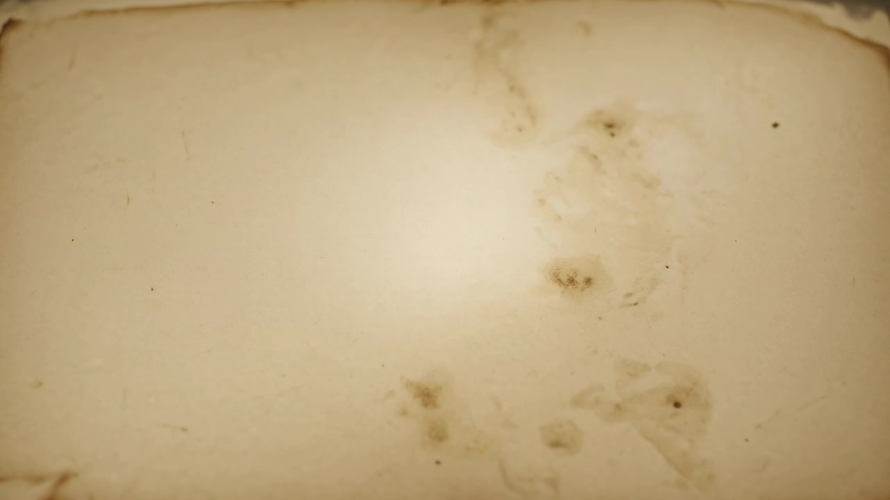 Değişen merkezi ışık, taraklı kenarlıklı eski parşömen üzerindeki doğru noktaları film greniyle birlikte ortaya çıkarıyor.