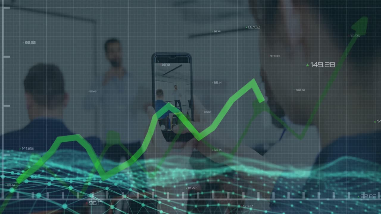animación de la línea verde y el procesamiento de datos financieros sobre la gente de negocios en la oficina.