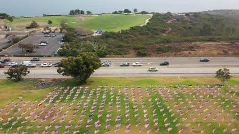 Luftaufnahmen-Von-Fahnenwellen-Auf-Dem-Grünen-Rasen-Im-Alumni-Park-Der-Pepperdine-University-In-Malibu-–-Drohnenrückzug