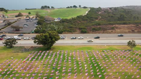 antena de ondas de banderas en el césped verde en el parque de ex alumnos de la universidad de pepperdine en malibu - retirada de drones