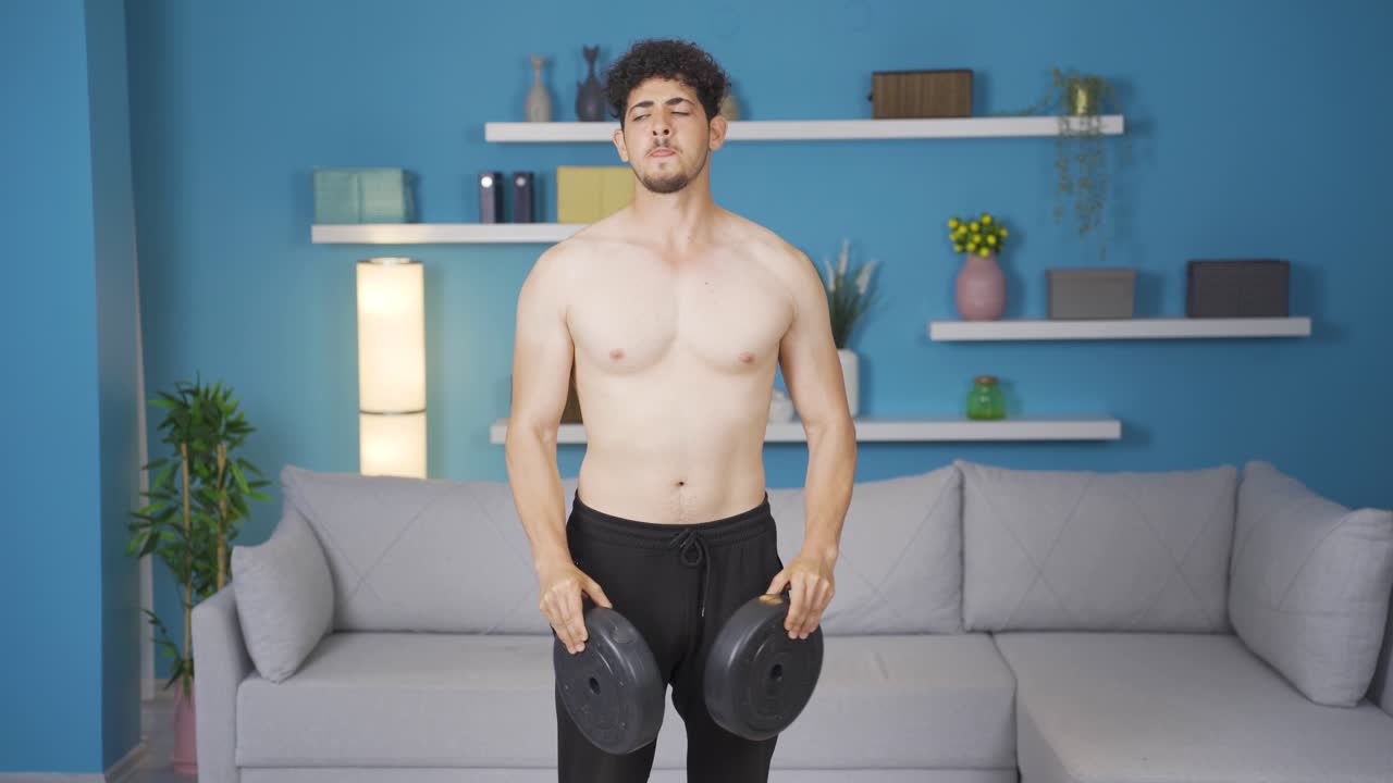 스포츠 웨이트 트레이닝을 하는 젊은 운동 선수. 건강한 라이프 스타일.