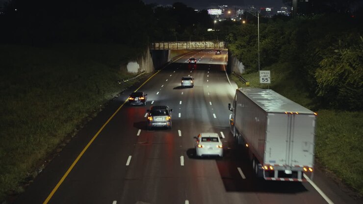 夜の高速道路交通
