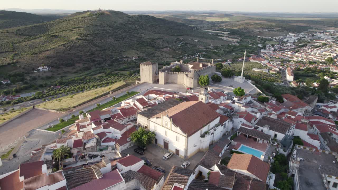 castillo y ciudad de elvas en portugal a la hora dorada, panorámica aérea amplia