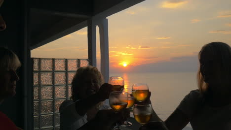 Menschen-Stoßen-Bei-Sonnenuntergang-Auf-Dem-Balkon-An