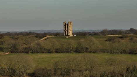 Broadway-Tower-Historisches-England-Cotswold-Steingebäude-Luftbild