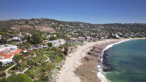 Vista-Aérea-De-Drones-De-Laguna-Beach,-California,-Volando-Sobre-El-Parque-Heisler-Y-Hacia-La-Playa-Principal