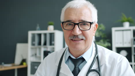 retrato de un médico