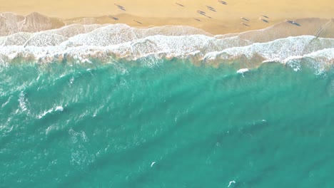 Paisaje-Marino-De-Verano-Hermosas-Olas,-Agua-De-Mar-Azul-En-Un-Día-Soleado