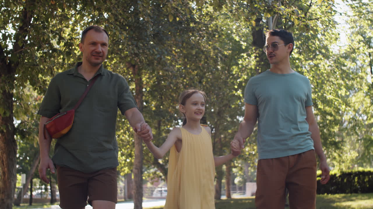 caminando al aire libre con el niño