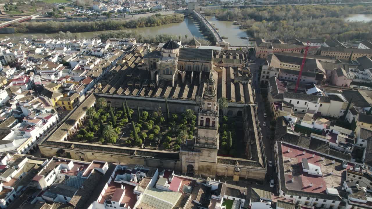 Órbita aérea do icônico marco Mesquita-Catedral de Córdoba, Espanha
