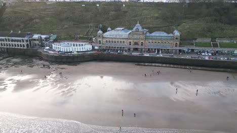 Toma-Aérea-Del-Spa-De-Scarborough-Junto-A-Una-Playa-Durante-El-Día-En-Scarborough,-Inglaterra