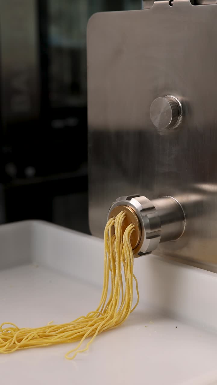 파스타 기계로 파스타를 만드는 것
