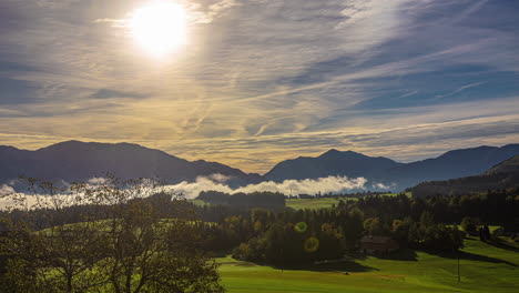 Zeitraffer-Einer-Bergigen-Landschaft-Mit-Niedrigen-Wolken-Am-Horizont