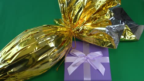 huevo de pascua con un regalo.
