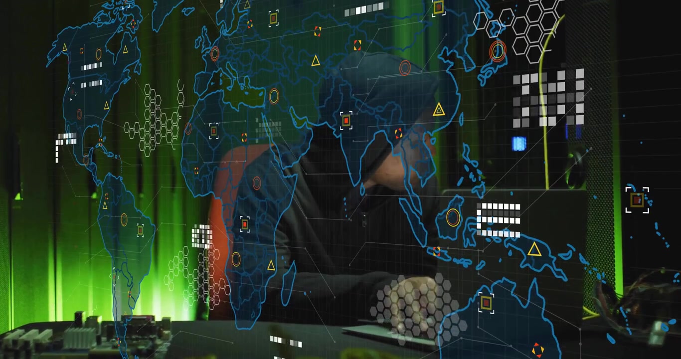 Uomo che si tira su il cappuccio, digita su un laptop in un laboratorio tecnologico, generando una sovrapposizione di mappa mondiale per il monitoraggio delle minacce