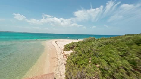 Drone-Aéreo-Fpv-A-Lo-Largo-De-La-Hermosa-Y-Prístina-Costa-De-Isla-Cabra,-Montecristi-En-República-Dominicana