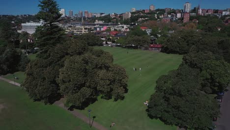 hermoso día soleado desde double bay con steyne park y cielo azul