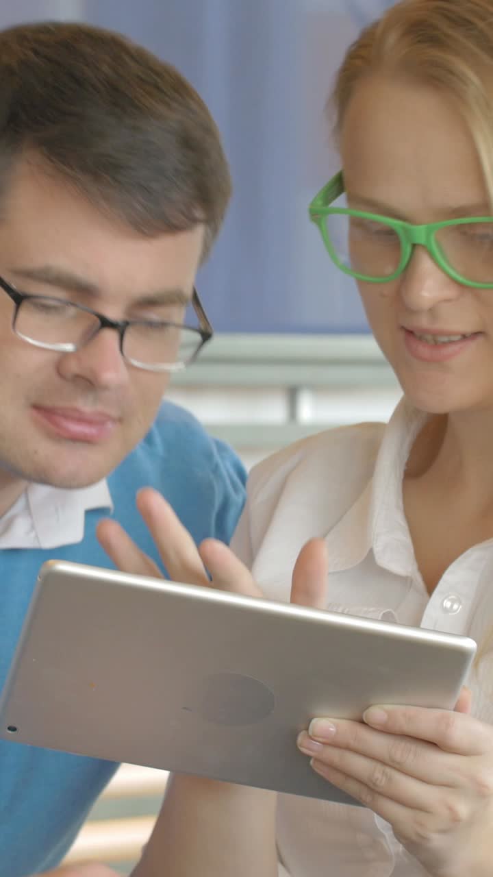 personas que usan una tableta