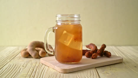 Deliciosa-Bebida-Dulce-Jugo-De-Tamarindo-Y-Cubo-De-Hielo---Estilo-De-Bebida-Saludable