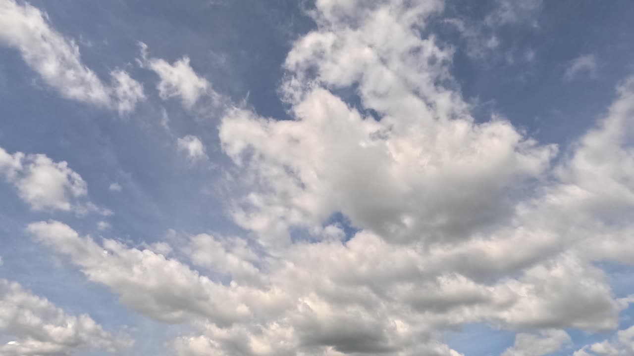 nubes que se mueven a través del cielo con el tiempo.