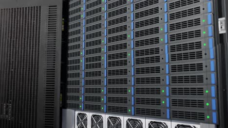 Rechenzentrum-Mit-Gestapelten-Servern-Zur-Speicherung-Von-Cloud-Daten-–-Serverfarm-Infrastruktur