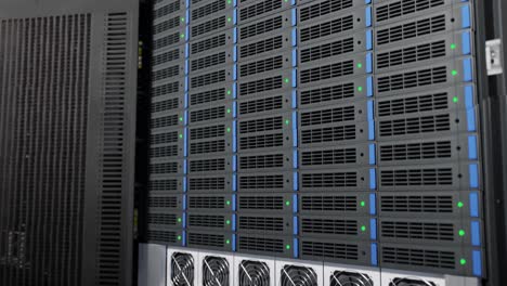 centro de datos con servidores apilados que almacenan datos en la nube - infraestructura de granja de servidores