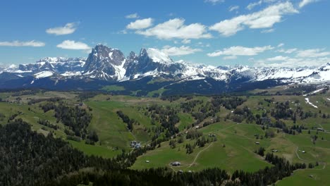 Volando-Sobre-Alpe-Di-Siusi-En-Los-Dolomitas-En-Un-Día-Soleado-De-Verano