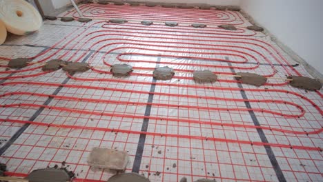instalación de tuberías de calefacción por suelo para la calefacción de agua. sistemas de caleficación. tuberías para un piso aislado térmicamente.