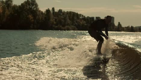 Wakeboarder-Cayendo-Al-Agua.-Surfista-Cayendo-En-Cámara-Lenta.-Hombre-Estela-Surfeando