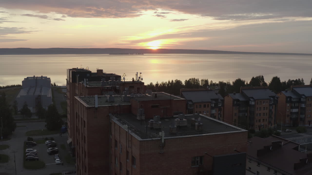 러시아 서부 의 호수 에 있는 도시 의 지역, 해안 에 있는 거리 와 고층 건물 들, 새벽