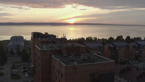 distrito en la ciudad en el lago en el oeste de rusia, calles y edificios de gran altura en la costa, amanecer