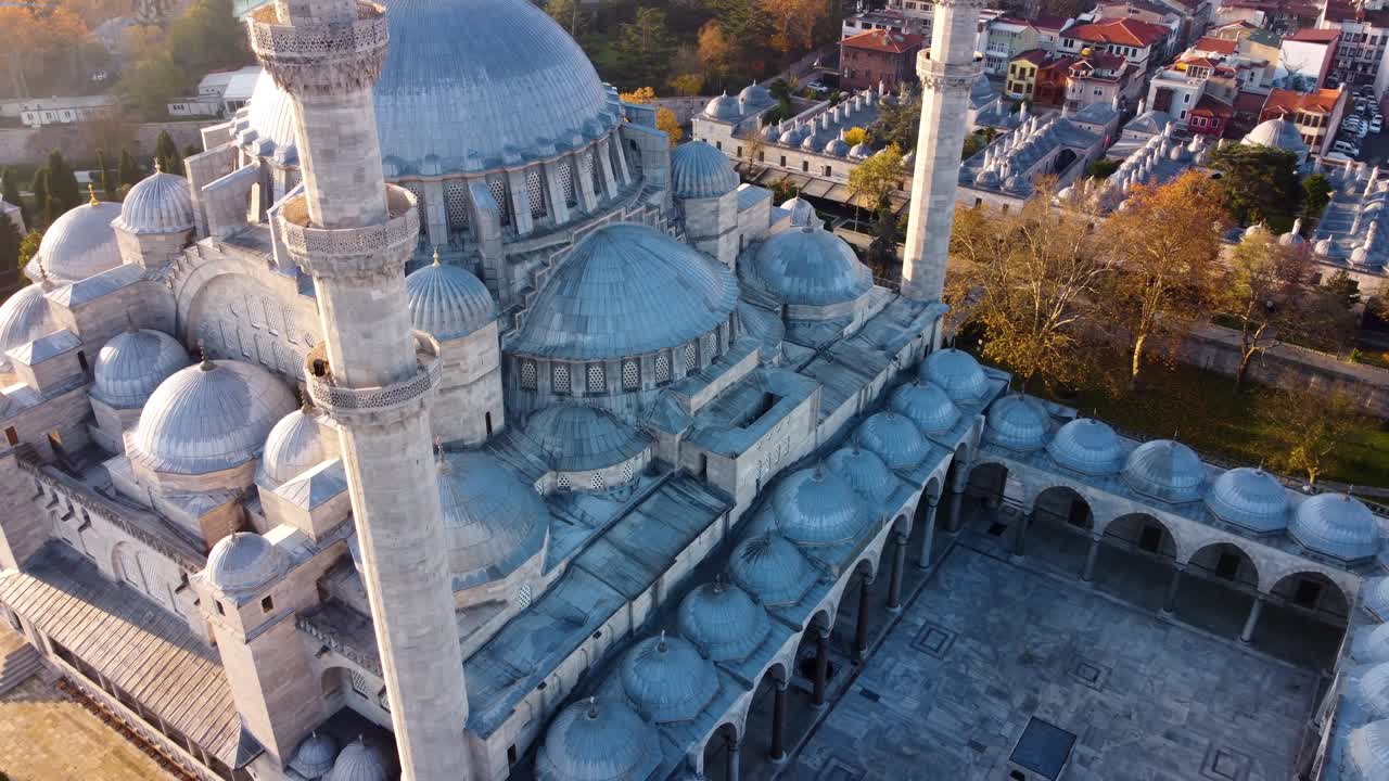 vista aérea de la mezquita de suleymaniye con cielo despejado en estambul, turquía