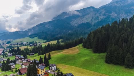 sappada, italia, esquina noreste de los alpes dolomitas. vuelos aéreos de drones fpv.