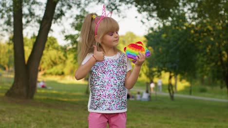 Kind-Mädchen-Hält-Viele-Bunte-Matschige-Silikonblasen-Pop-Es-Beliebte-Sensorische-Spielzeuge,-Daumen-Hoch